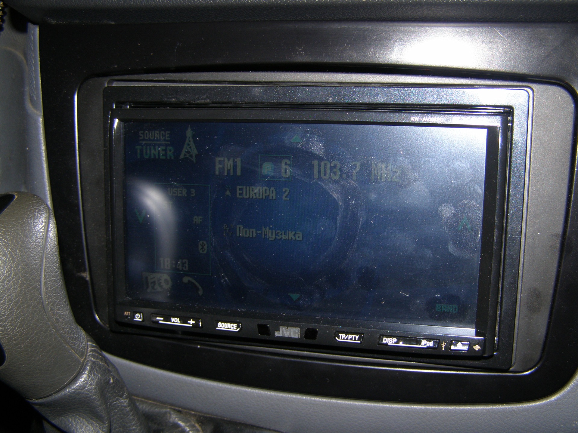 Поставив Магнітолу JVC KW-AVX810 2