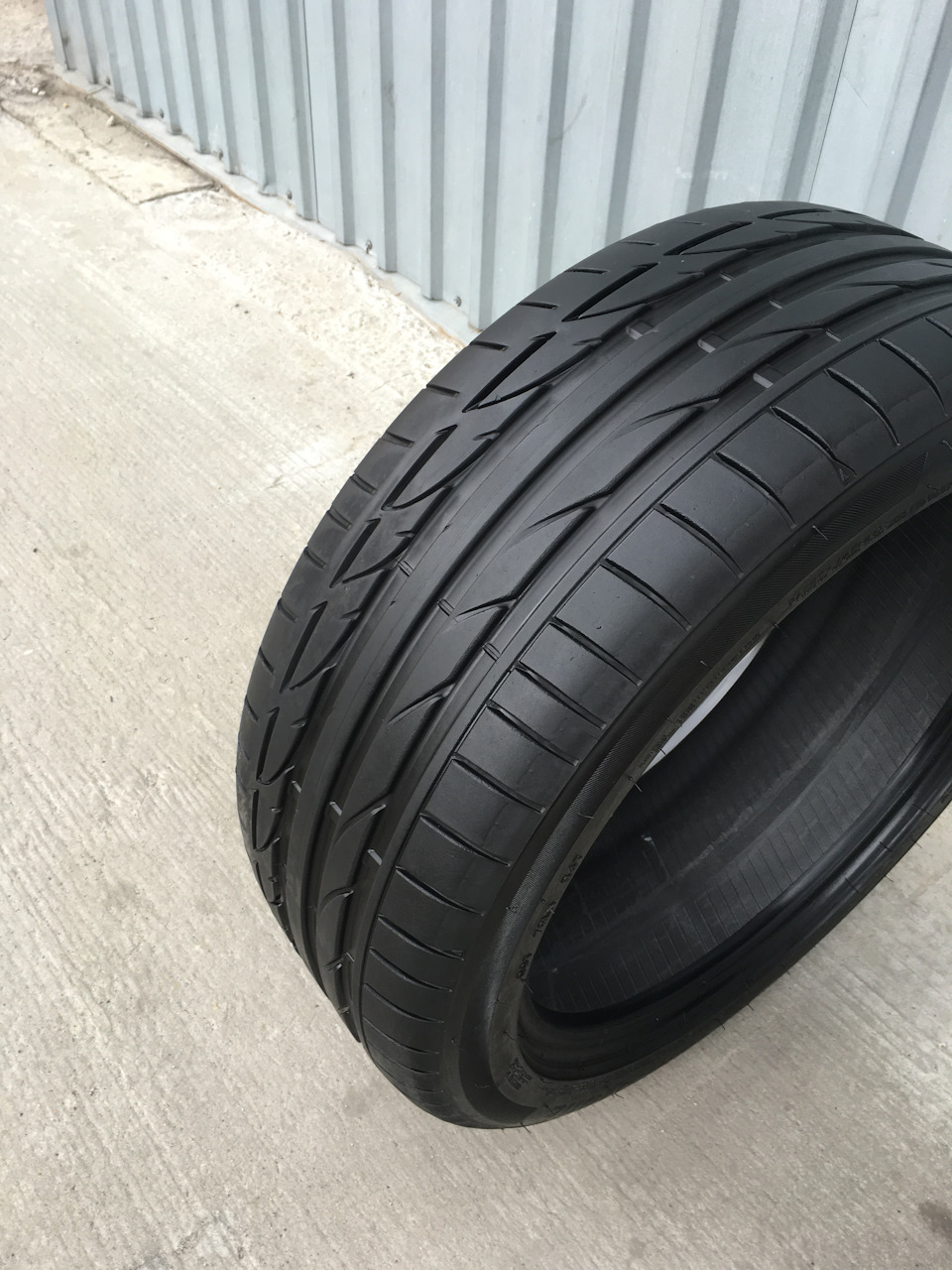 Bridgestone Potenza S001 245/45 та 275/40 R19 Run Flat 1