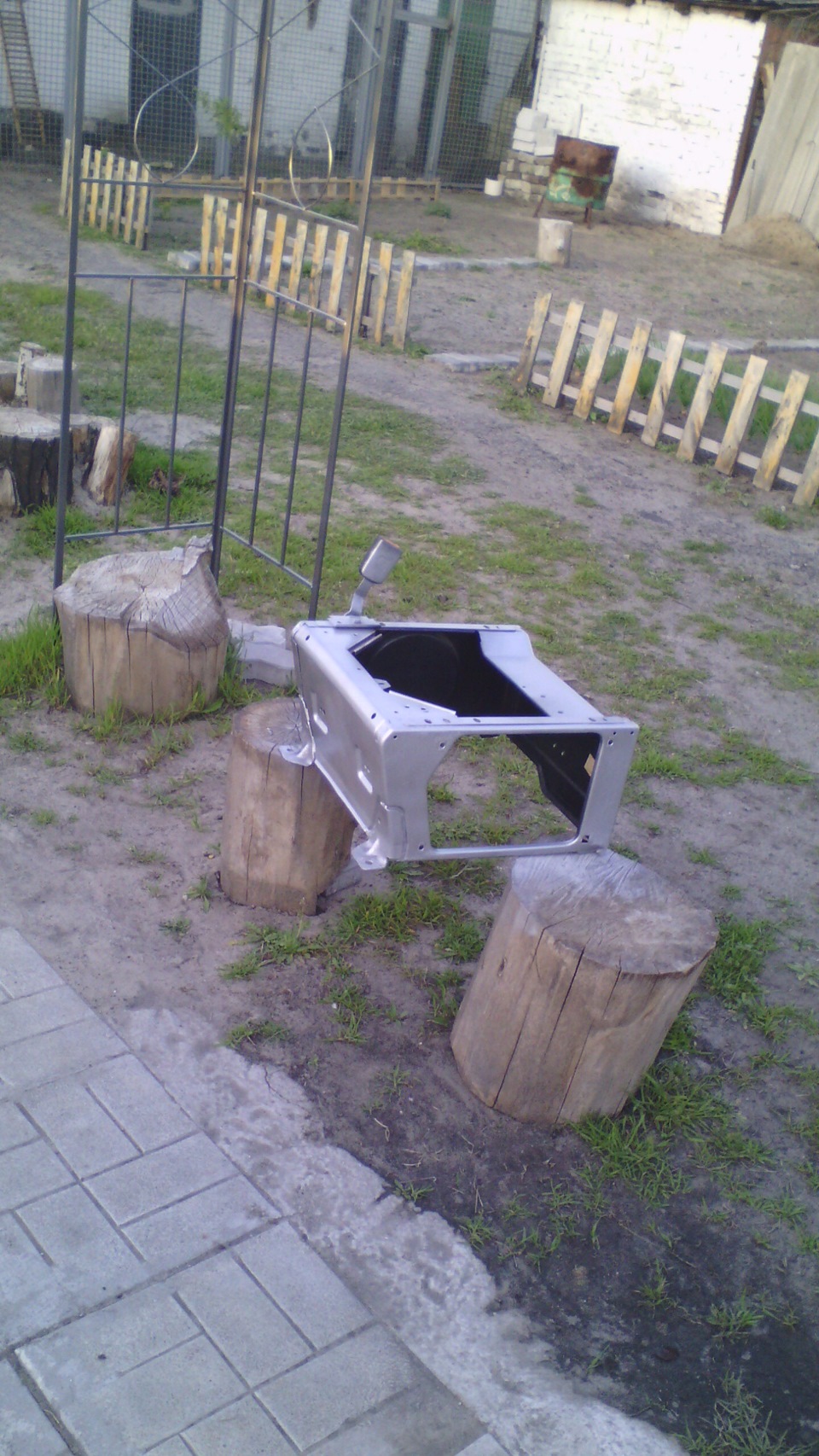 Тумби під сидіннями ... 1