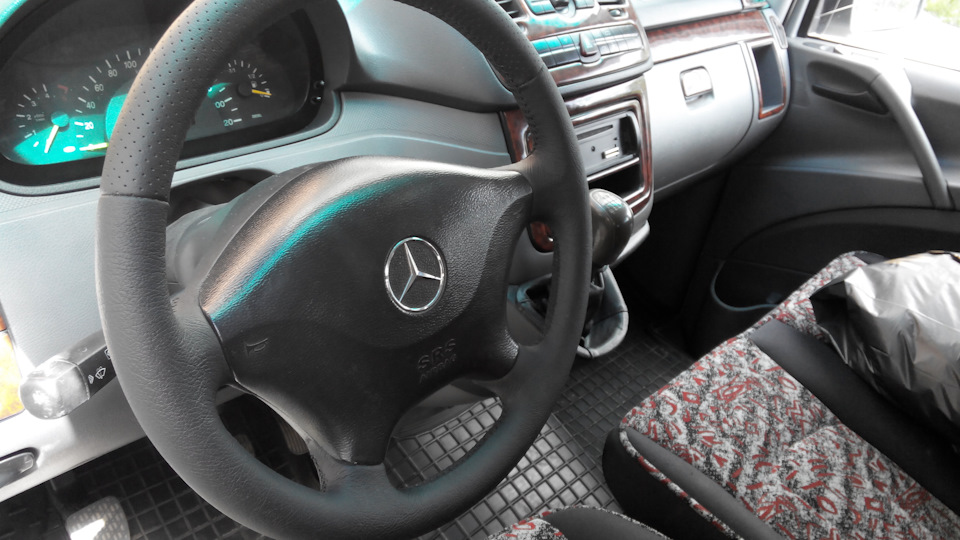 Загальний вигляд перешитого керма в салоні Mercedes Vito w639 1