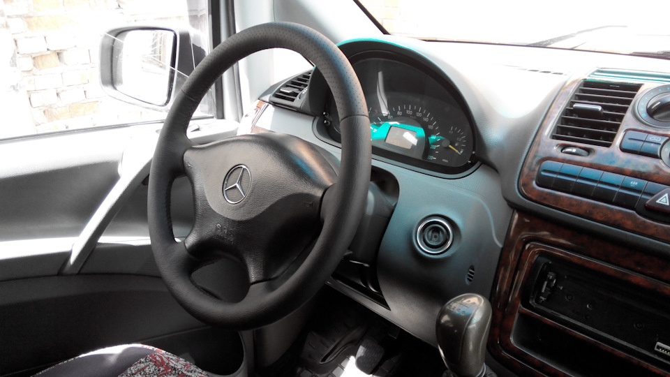 Загальний вигляд перешитого керма в салоні Mercedes Vito w639 3