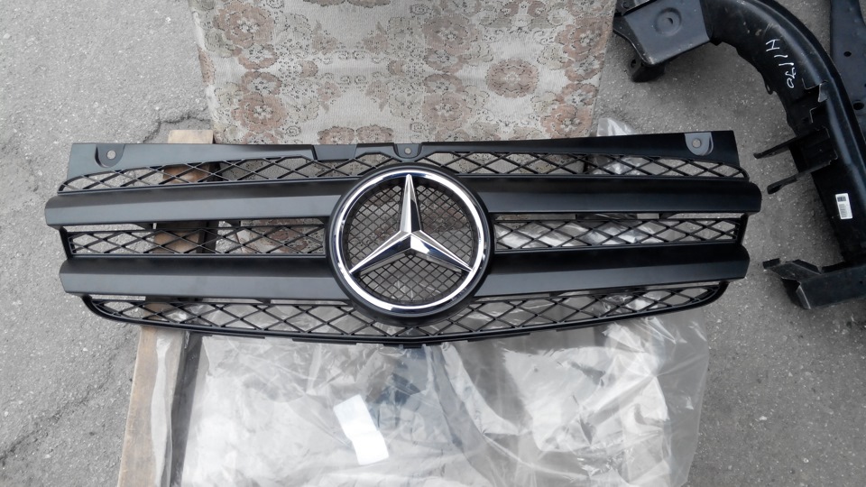 Продовжую скуповувати запчастини. Ось вони грати Vito W639 і опори бампера 1