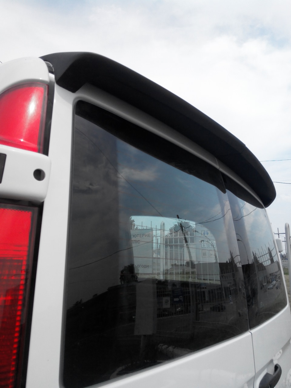 Спойлер вже на автомобілі. Vito 639 4