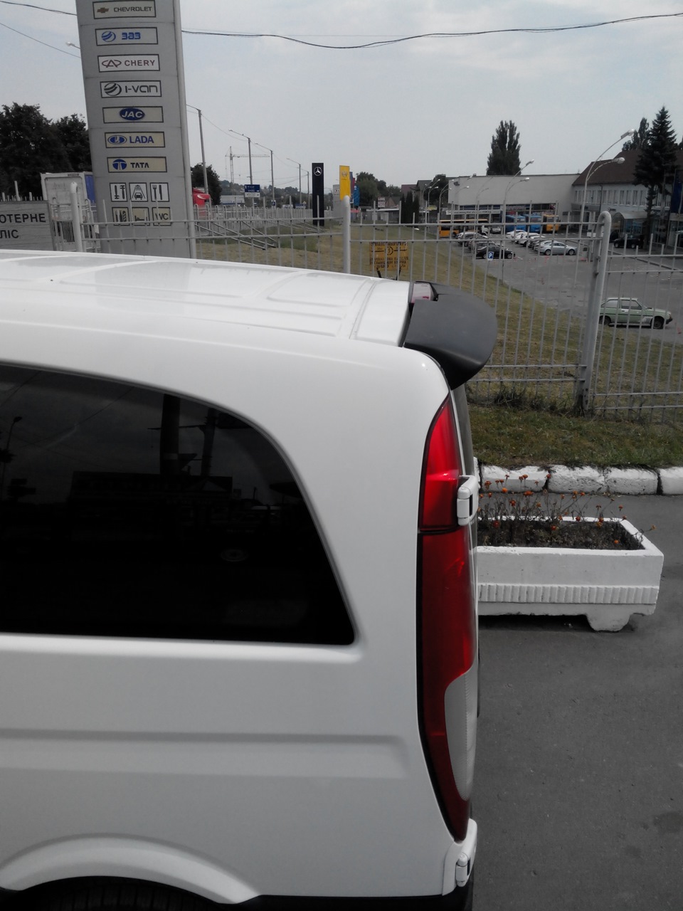 Спойлер вже на автомобілі. Vito 639 5