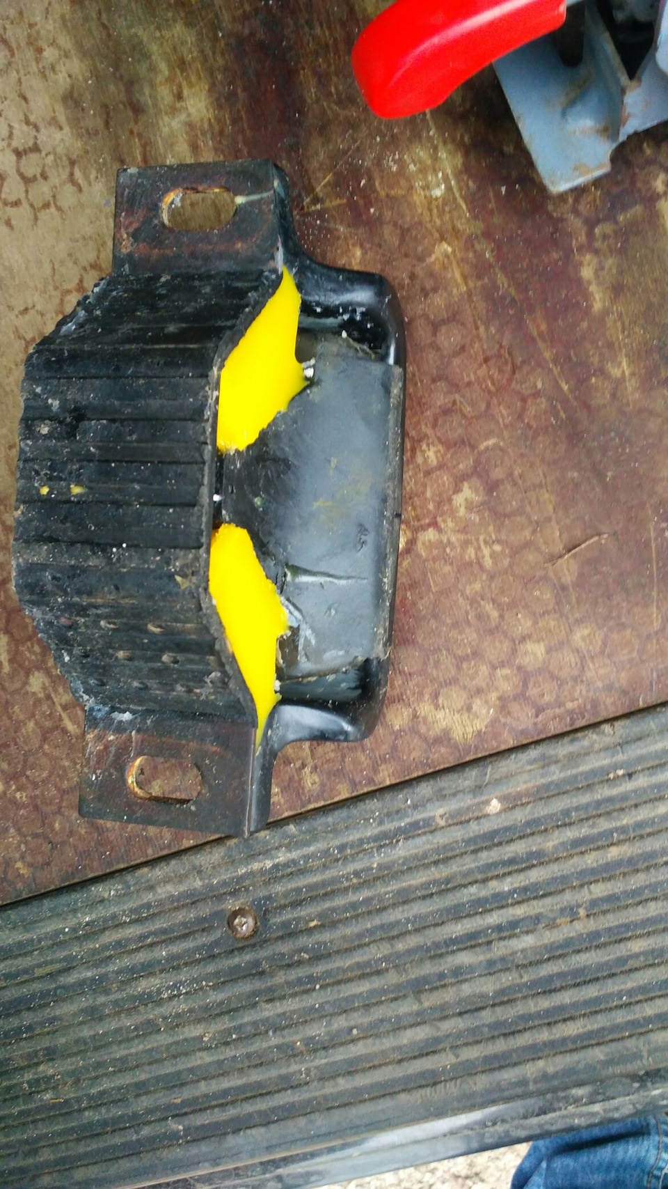 Ідеальна альтернатива оригінальній подушці двигуна R 4