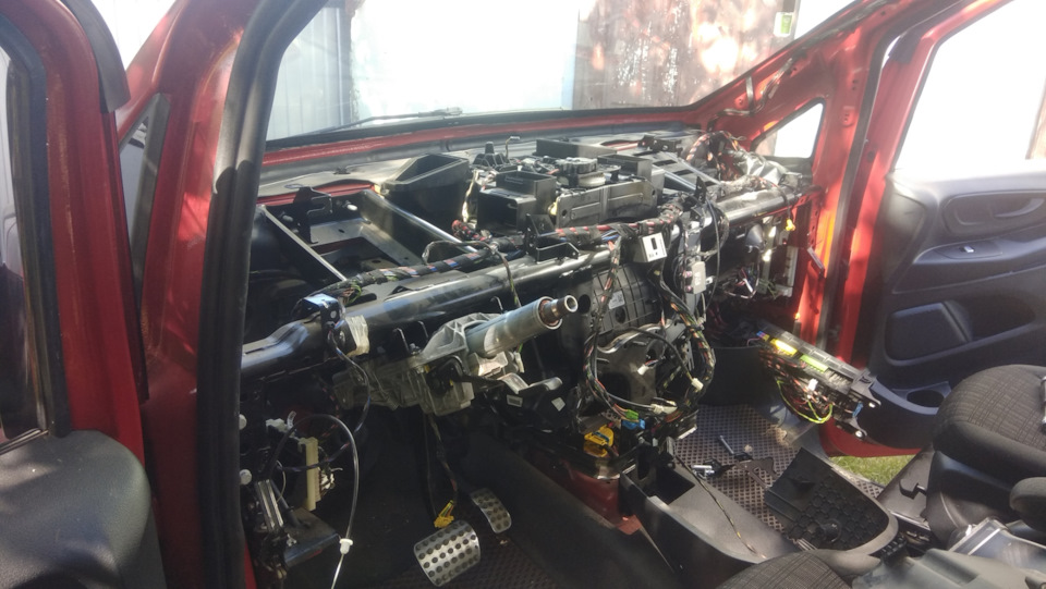 Як зняти торпедо панель Vito w447 1