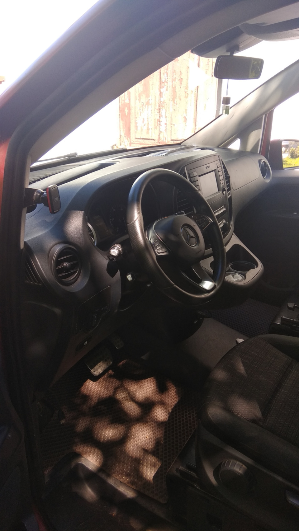 Як зняти торпедо панель Vito w447 2