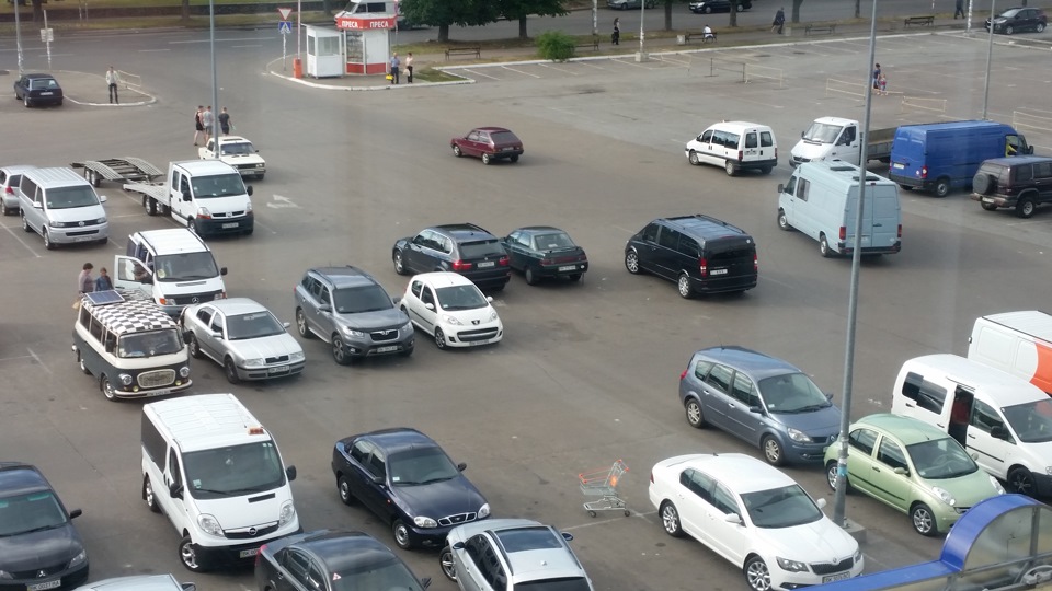 В ТЦ за покупками, паркування, фари передні. 1