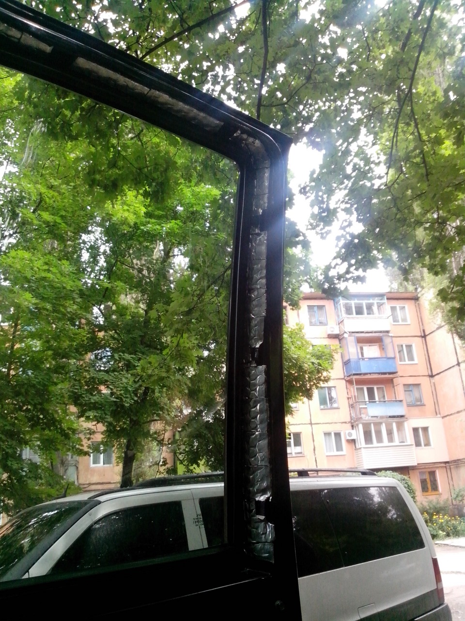 трохи обтяжив двері… 4