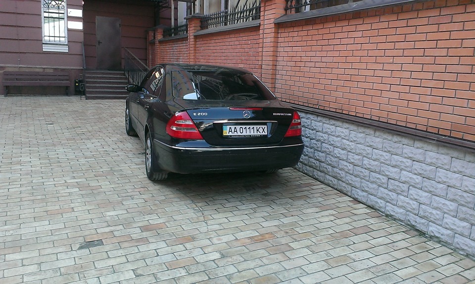 продам бампер на мерседес Е класу. 2