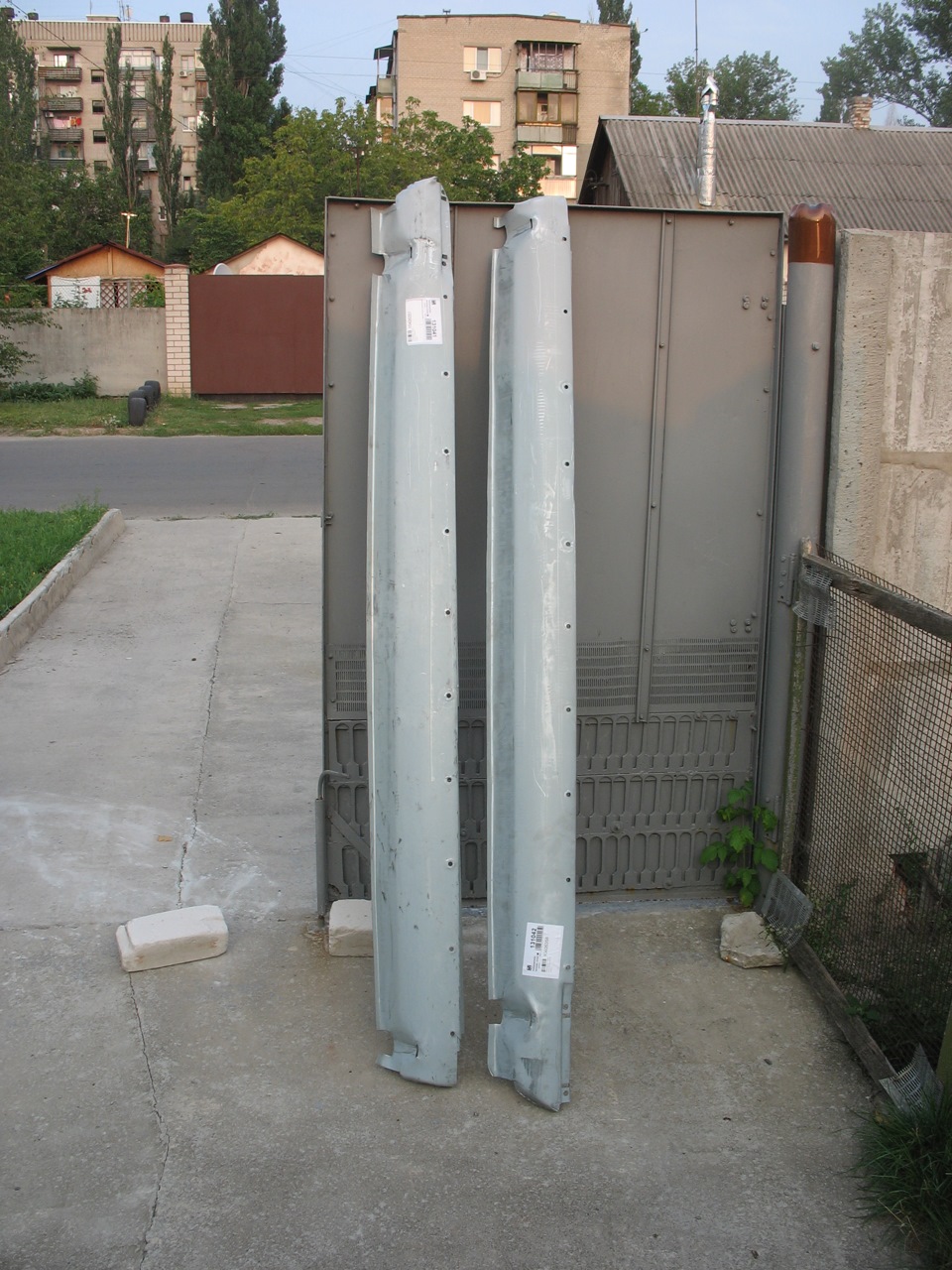 Продам комплект нових порогів на W114/115 1