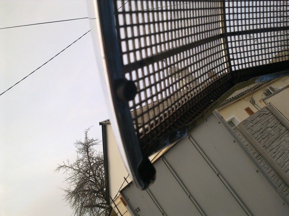 Встановлені відбійники радіатора. 2