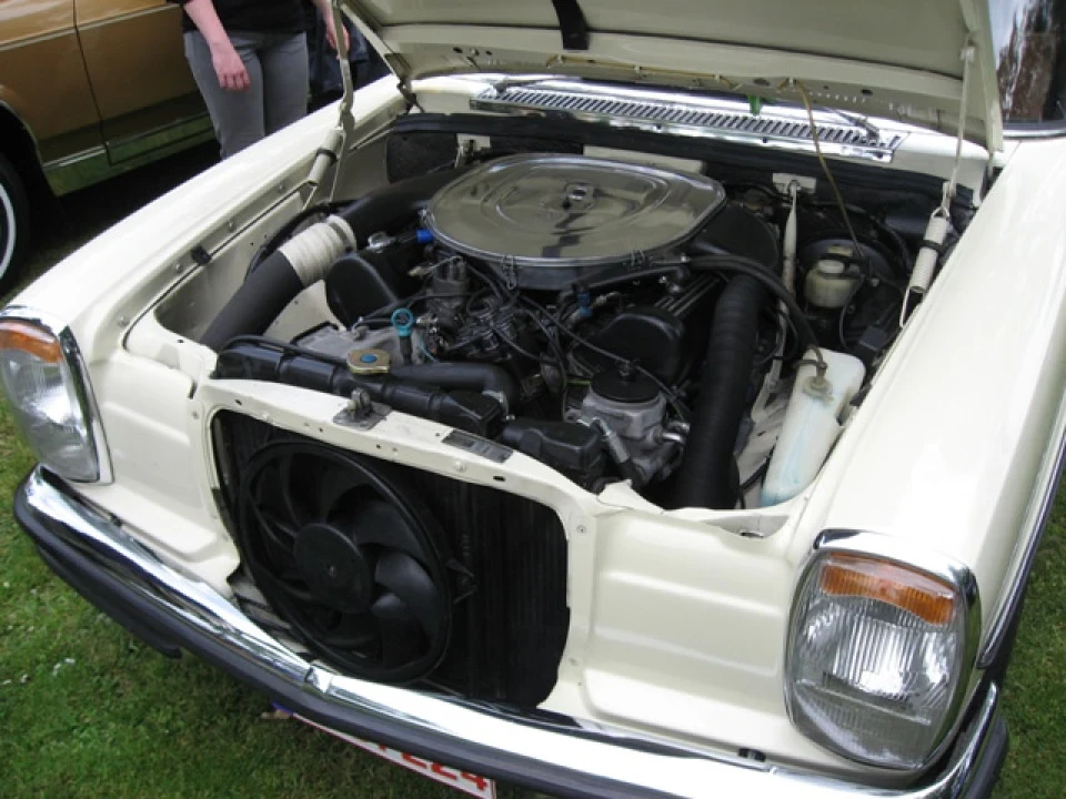 Mercedes W115 V8