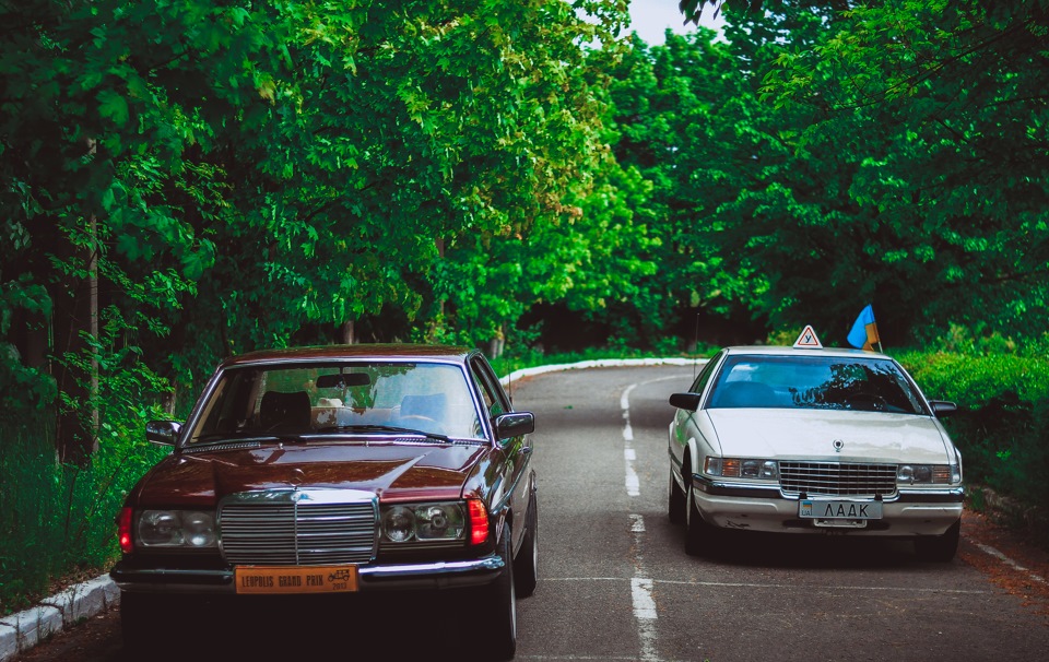 Німеччина проти США Mercedes 123 Coupe - Cadillac Sevile 2