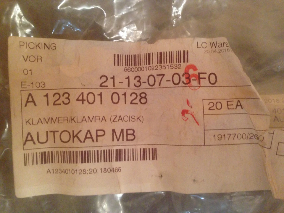Genuine Mercedes Wheel Hub Cap Clip W123