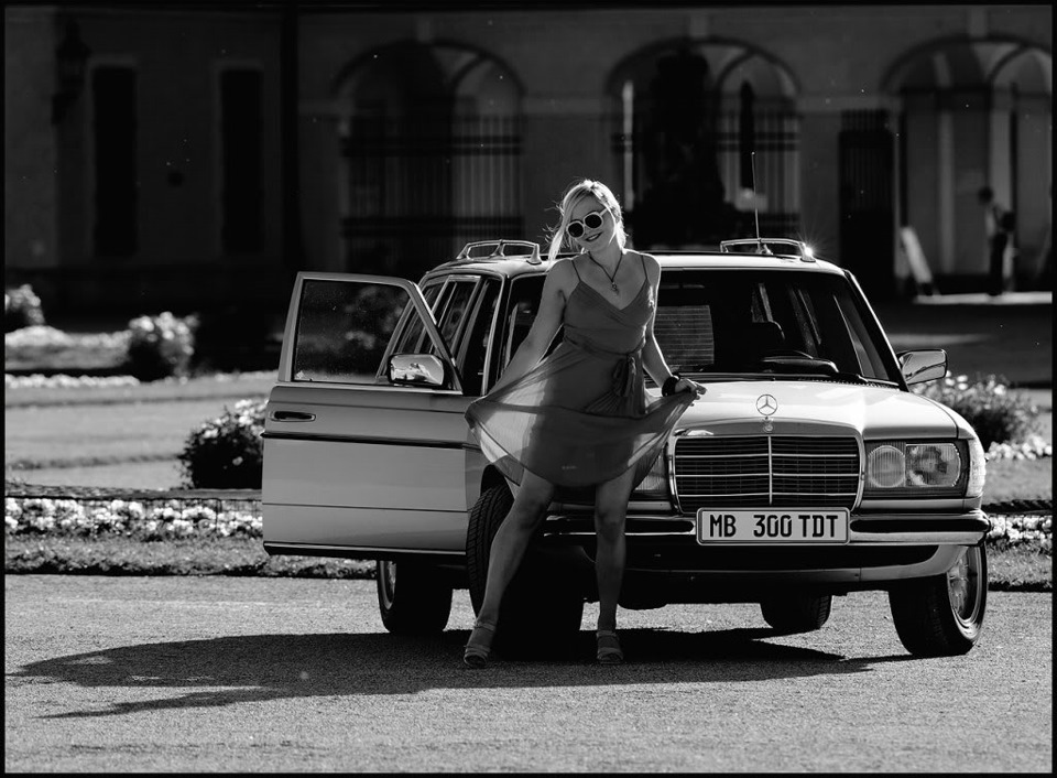 Mercedes Benz W123 T-model & Girls 2