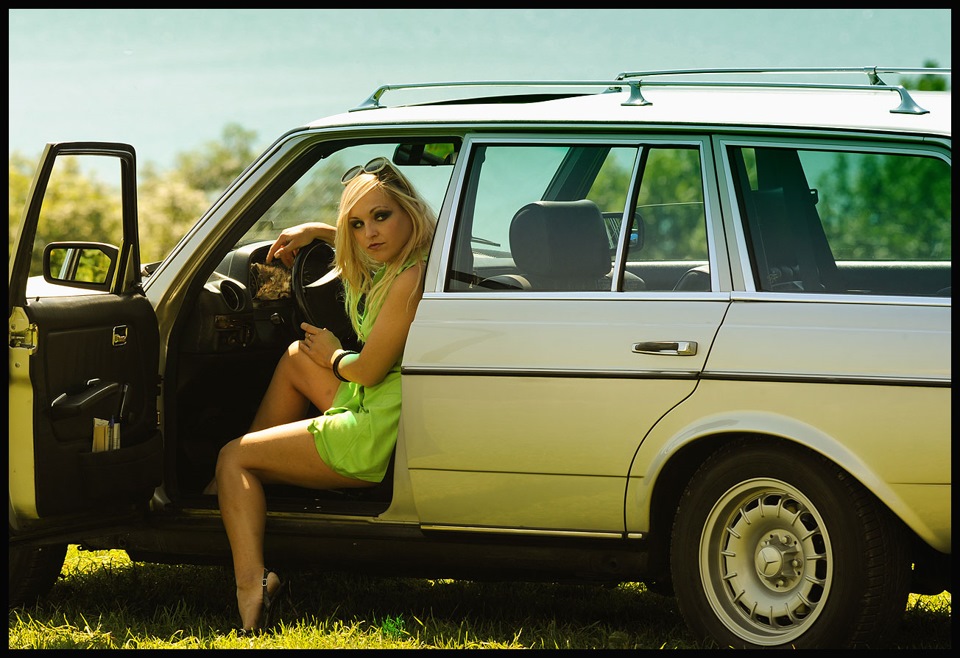 Mercedes Benz W123 T-model & Girls 4