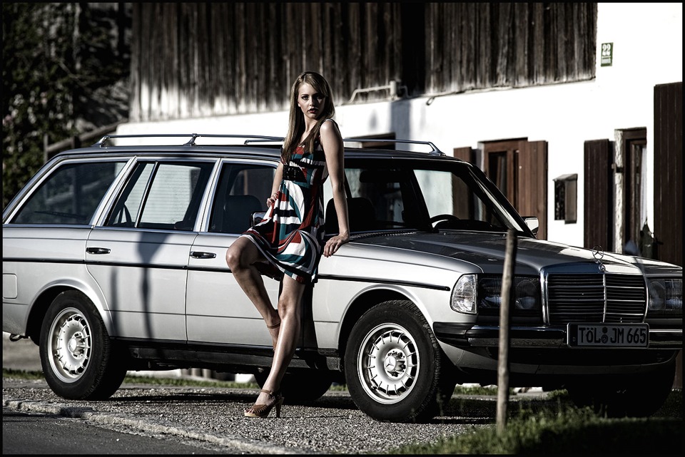 Mercedes Benz W123 T-model & Girls 1