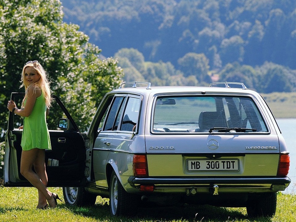 Mercedes Benz W123 T-model & Girls 3