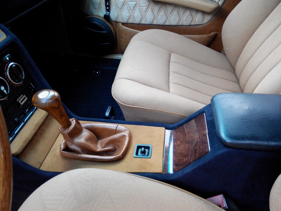 Перешив торпеди на Mercedes W123 в алькантару 4