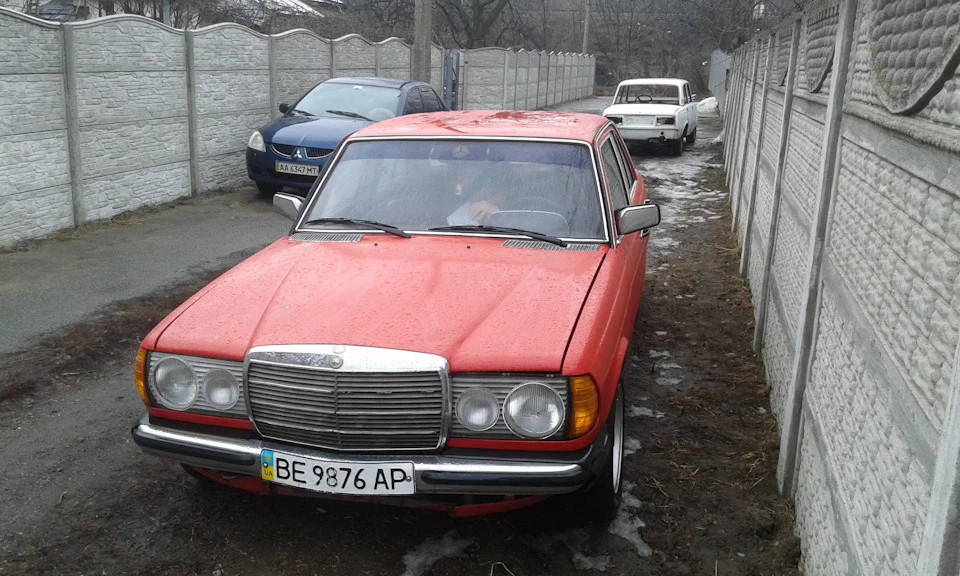 Поруч стояв