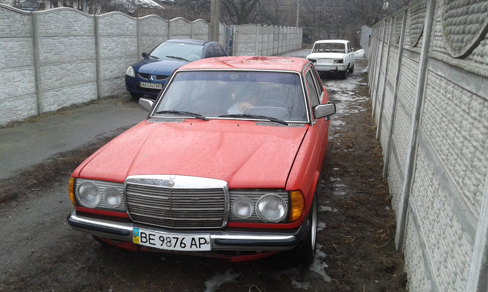 Поруч стояв 1