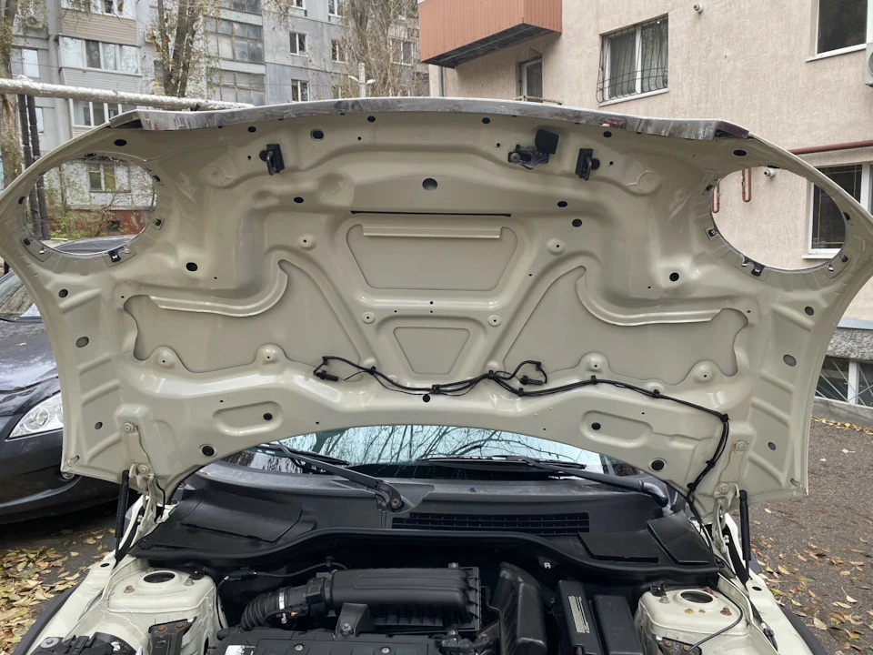 Стокова шумоізоляція капота довстановлена