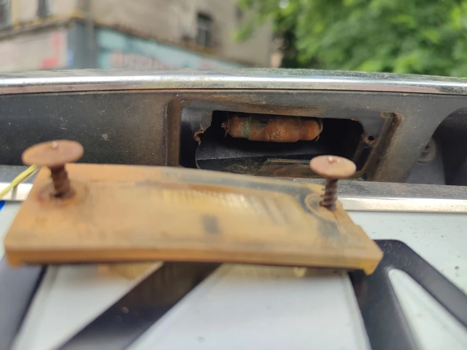 Машини не ламаються, їх ламають власники. Або заміна підсвічування номера.