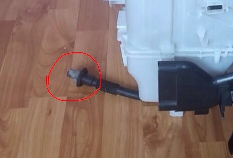 Вода під ногами в салоні. 4