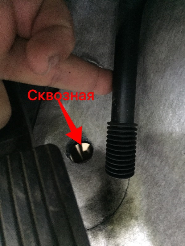 Вода під ногами в салоні. 3