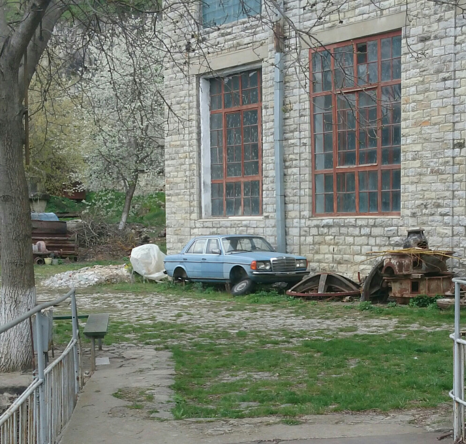 Покинутий Mercedes 2