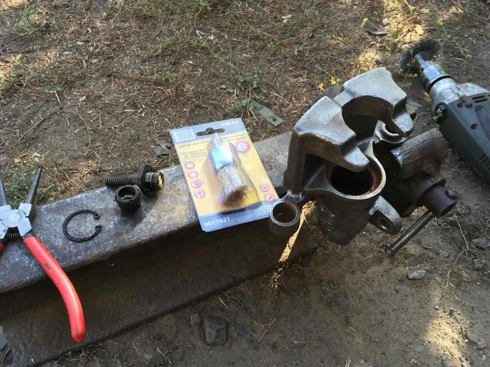 Задні гальмівні механізми.