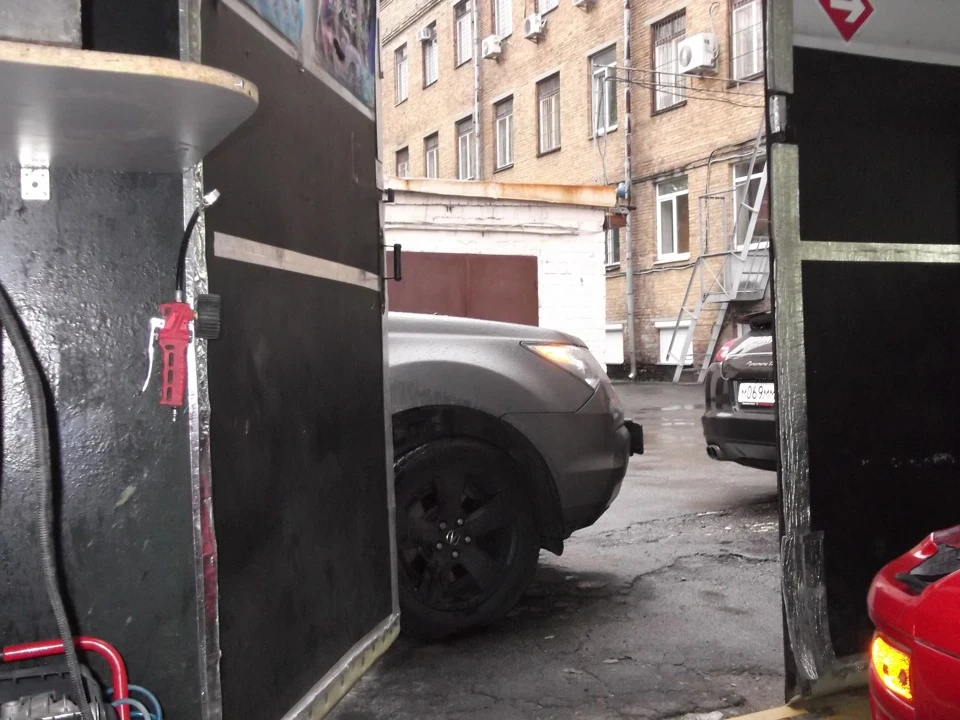А машинки все чекають, щоб потрапити в наш бокс