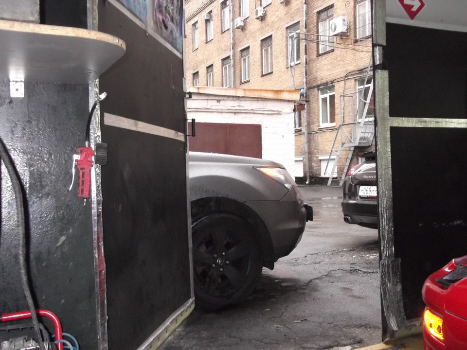 А машинки все чекають, щоб потрапити в наш бокс 1