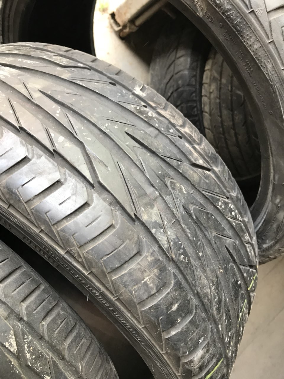 Різаючи R17 215/40 3