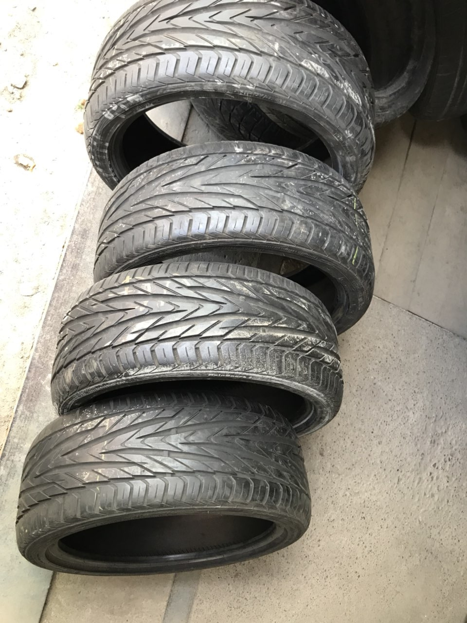 Різаючи R17 215/40 1