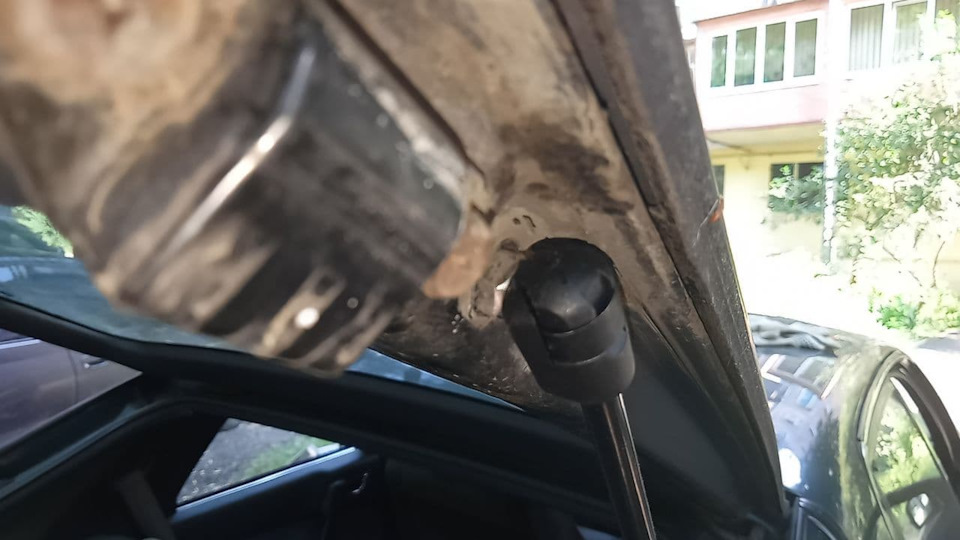 Заміна газових упорів багажника. 3