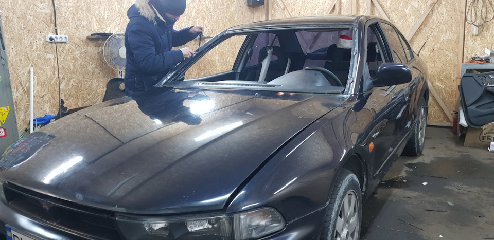 Galant 8 Заміна лобового скла 4