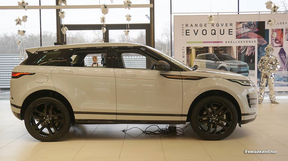 Новий Evoque або чия машина найдешевша на парковці автосалону? 5