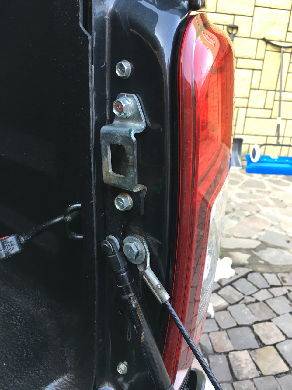 Амортизатор борту Mitsubishi L200 4