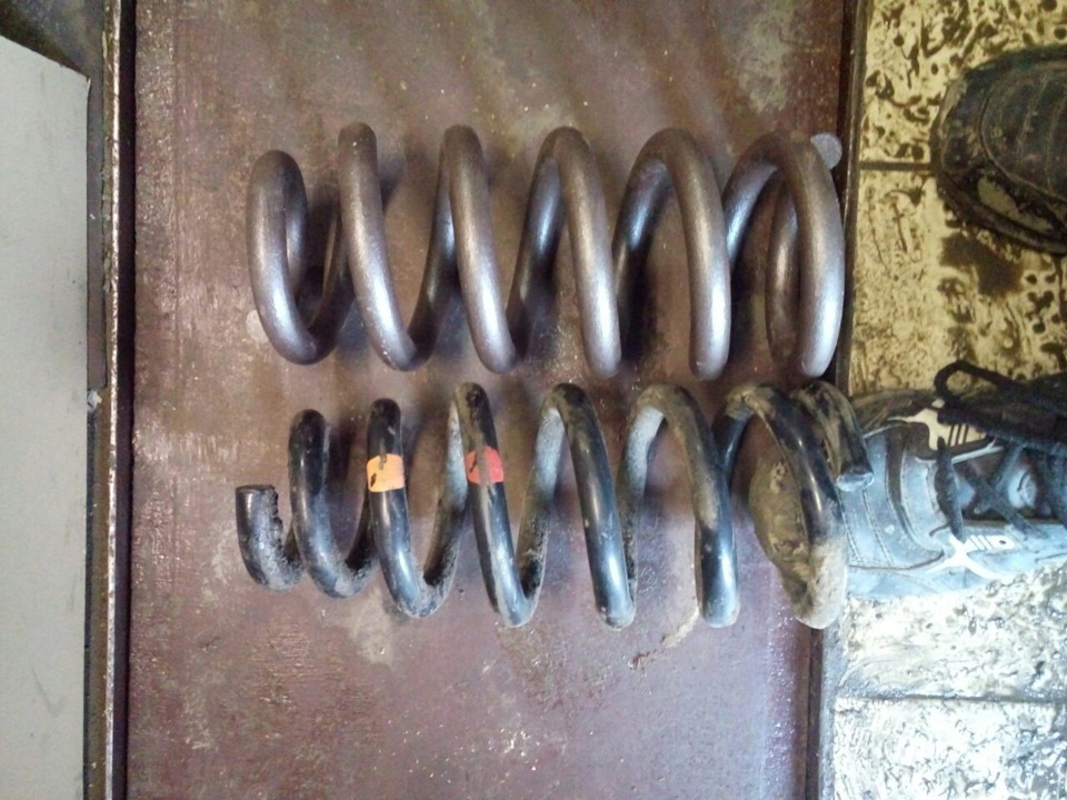 Поставив посилення пружини 1