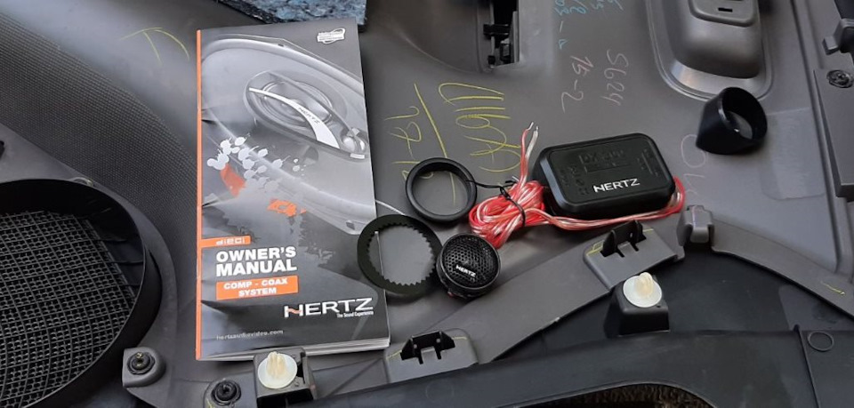 Твітери Hertz, козирок магнітоли, смердючка BMW 1