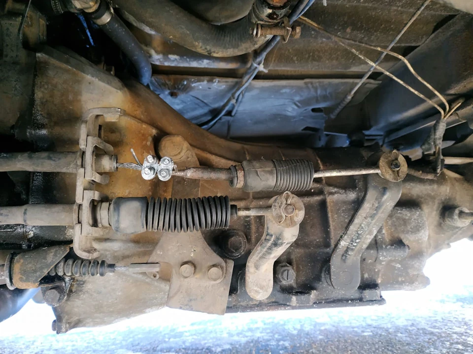Трос управління (поперечне перемикання) КПП (1, 3, 5).