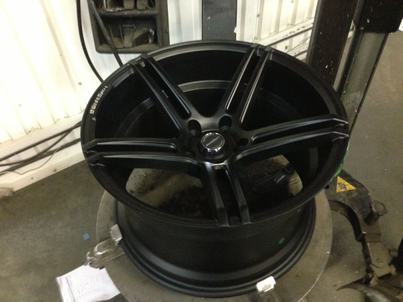 10,5j et22 r18…Michelin Pilot Sport PS3 225/40. як кажуть будиночком гума)) 1