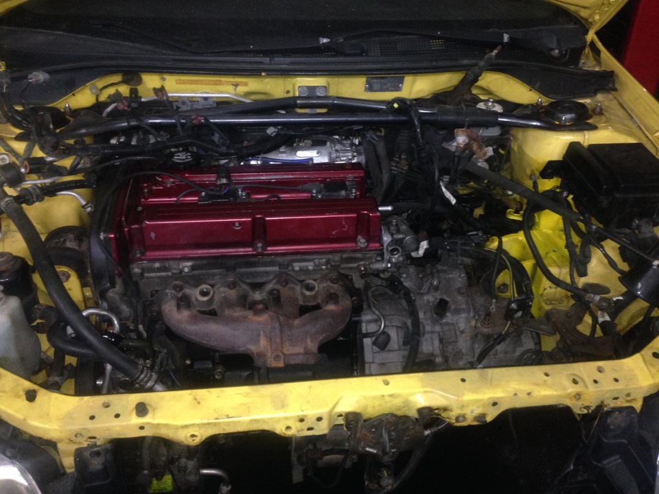 Двигун з частиною трансмісії встановлено. 2