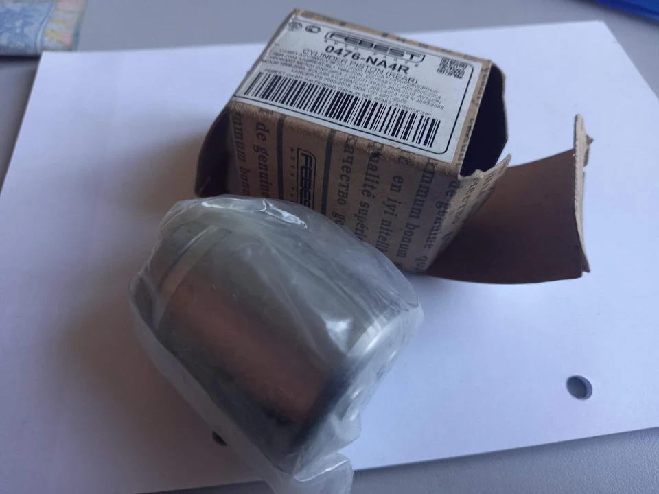 0476-NA4R поршень заднього супорта залишився