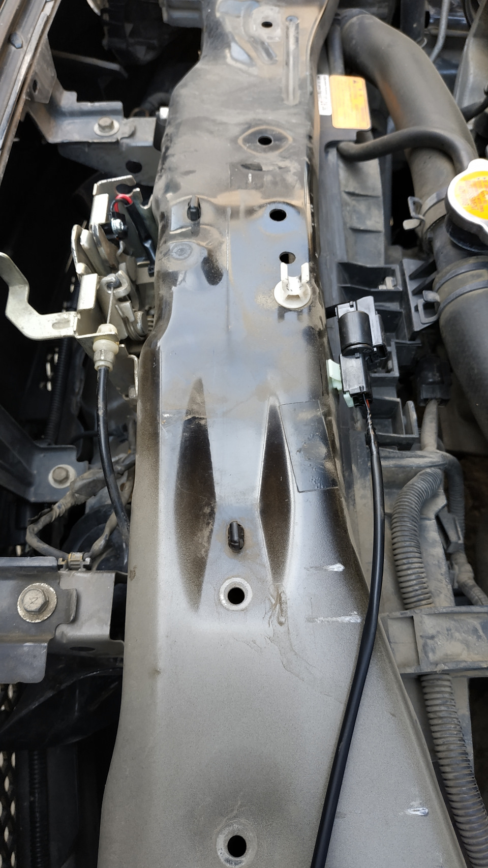 Штатний кінцевик капота 3