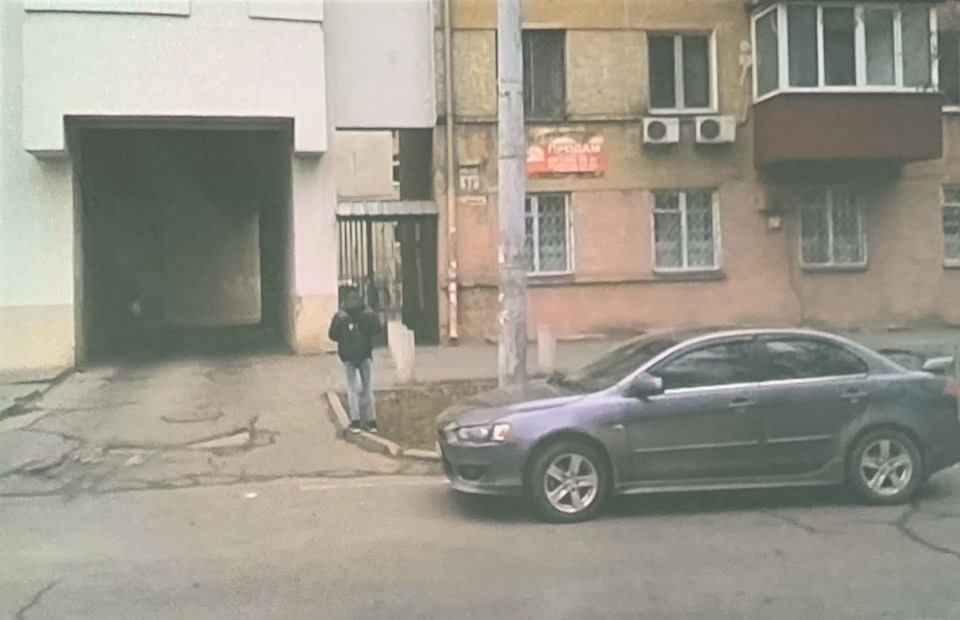Виходжу з офісу, а машини немає. 1