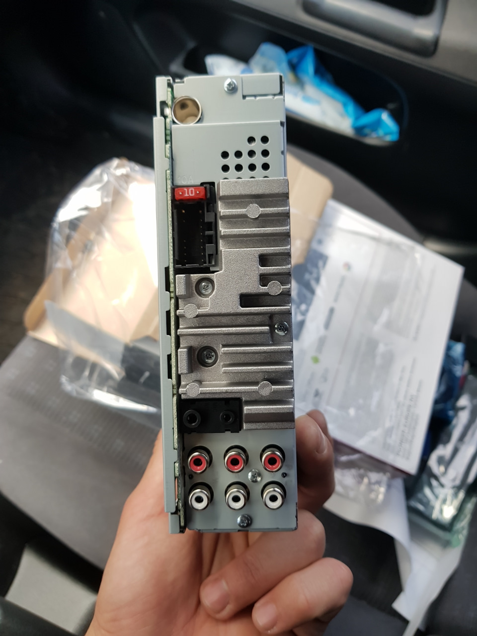 Установка ГУ Pioneer MVH580BT 4