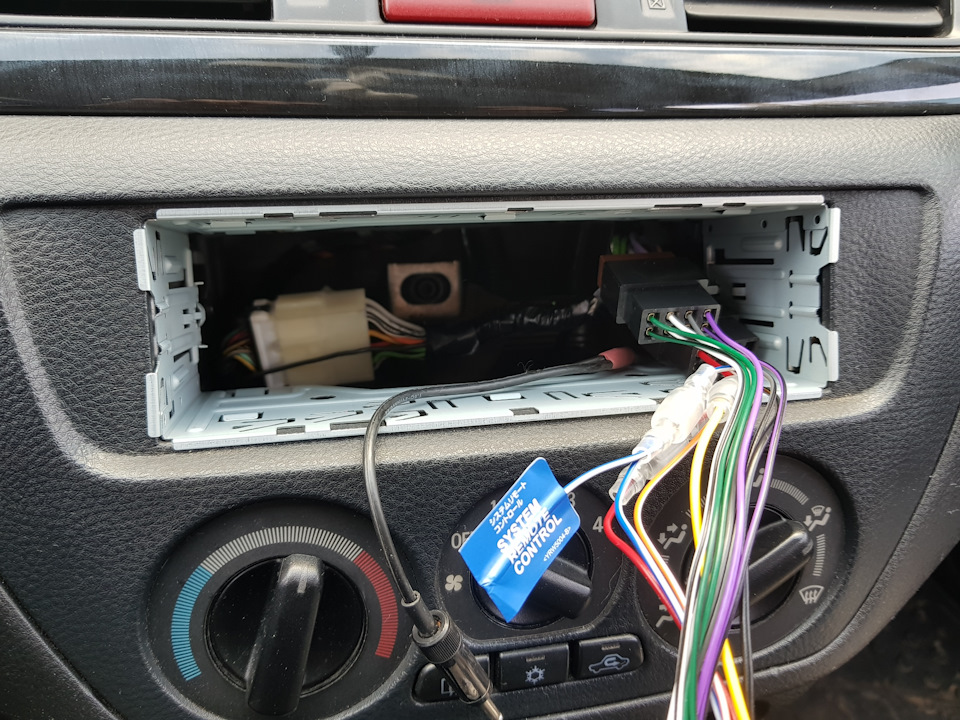 Установка ГУ Pioneer MVH580BT 5